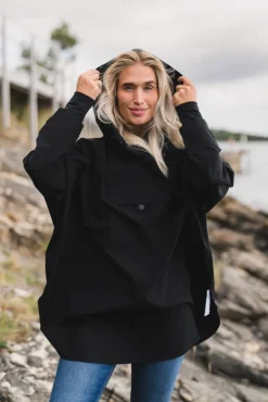 Bergen Poncho Black