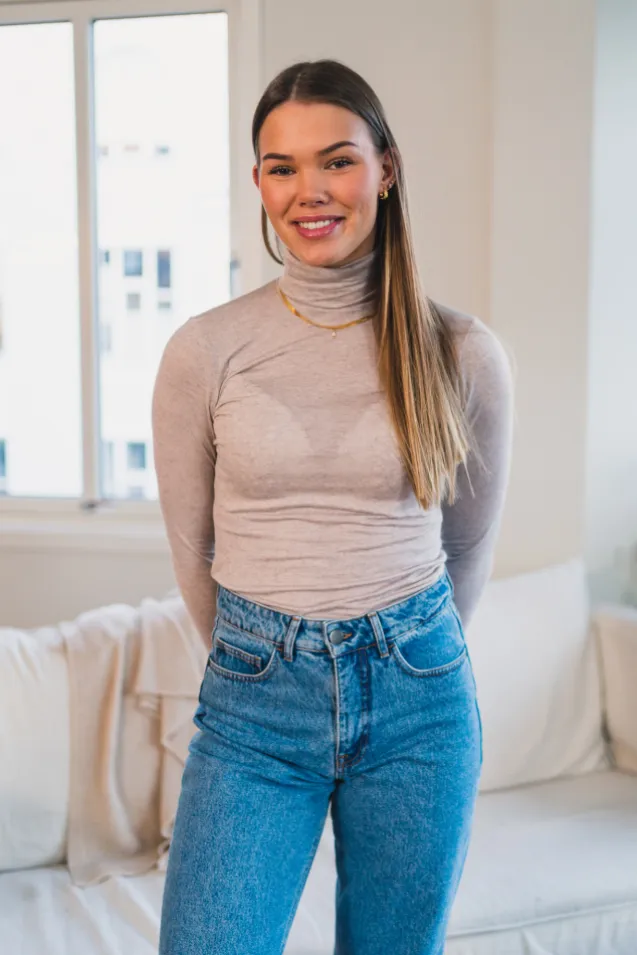 Perfect Line Cashmere Turtleneck Beige
