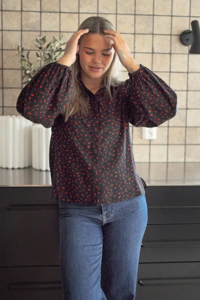 Sabby LS Shirt Black W Red Flower