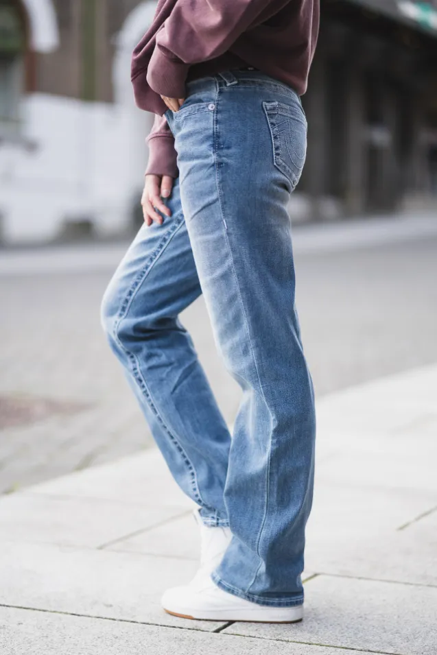 Sarah Low Rise Straight Medium Wash