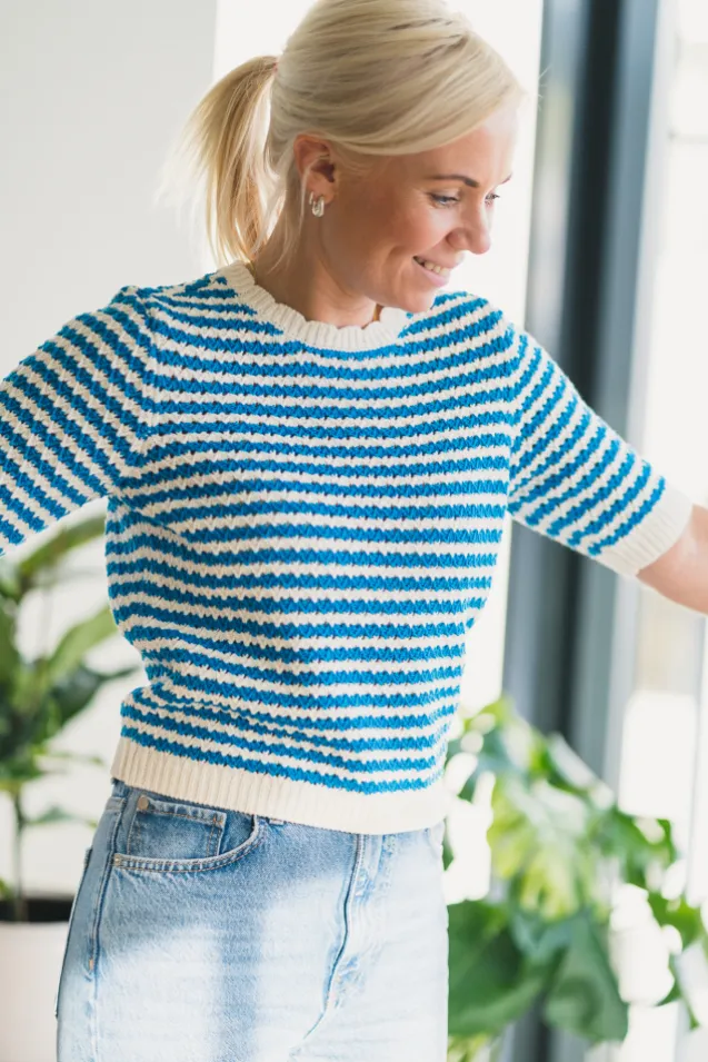 Stilla Knit Top White W. Blue