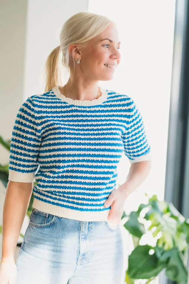 Stilla Knit Top White W. Blue